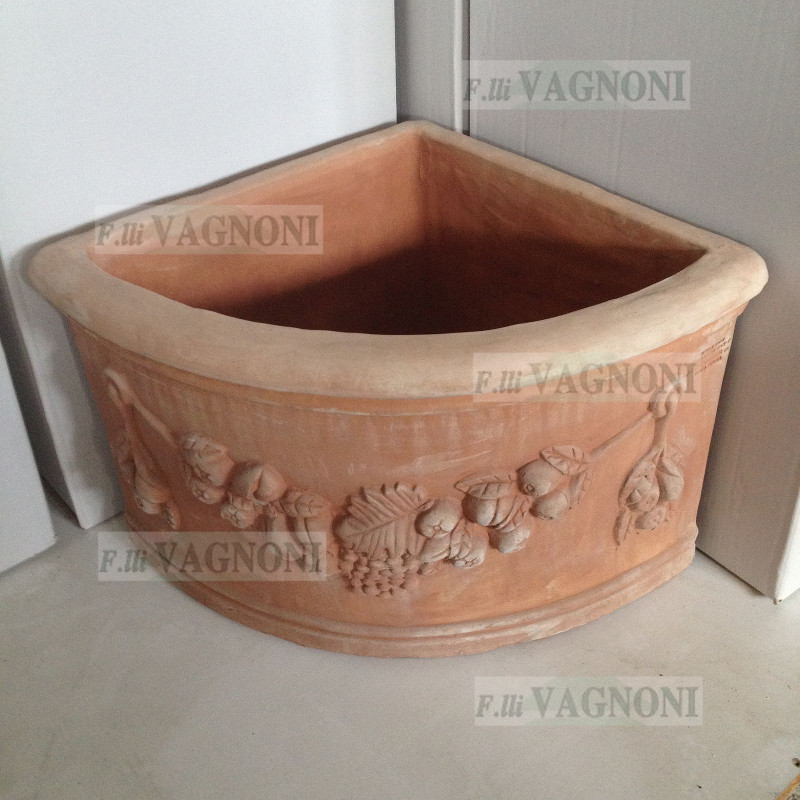 VASO ANGOLARE IN TERRACOTTA UMBRA CM. 48x48x38